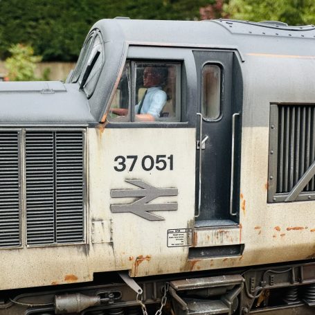 Heljan class 37/0 - Class 37 37051 - Class 37 TG Metals Sector - Weathered Heljan Class 37 O Gauge
